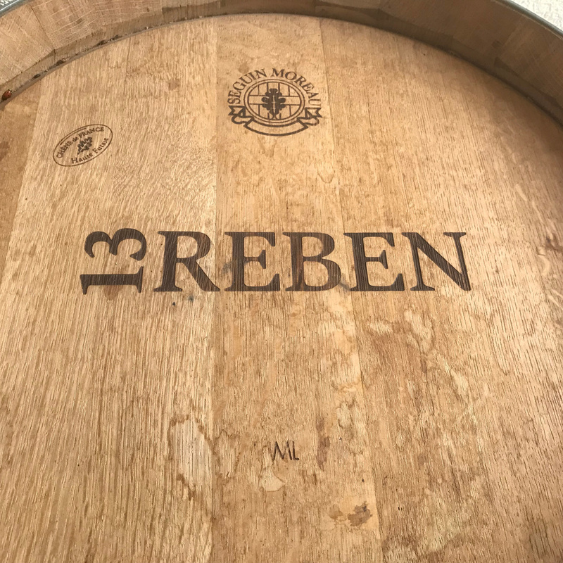 13 Reben begann 2008 mit einer Fläche von 4 Ar Rotwein. Nach und nach kamen weitere Weinberge hinzu; mittlerweile sind es ca. 0,8 ha. 