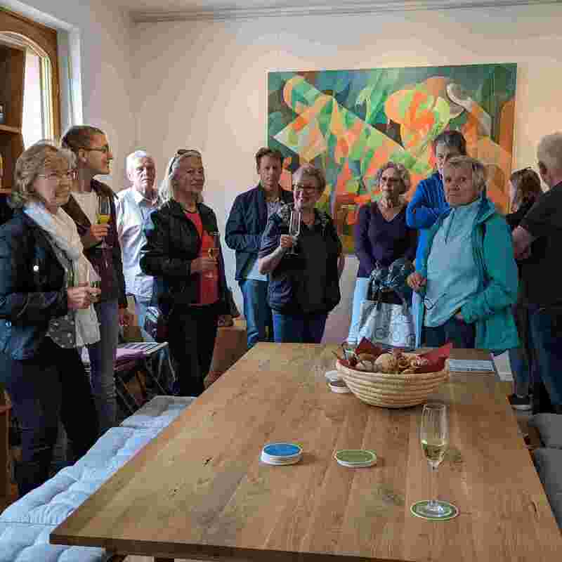 Der Weinverkaufsraum von 13 Reben ist zu schön, um dort nur Wein zu verkaufen. Seit 2023 finden hier ausgewählte Ausstellungen befreundeter Künstler*innen statt.